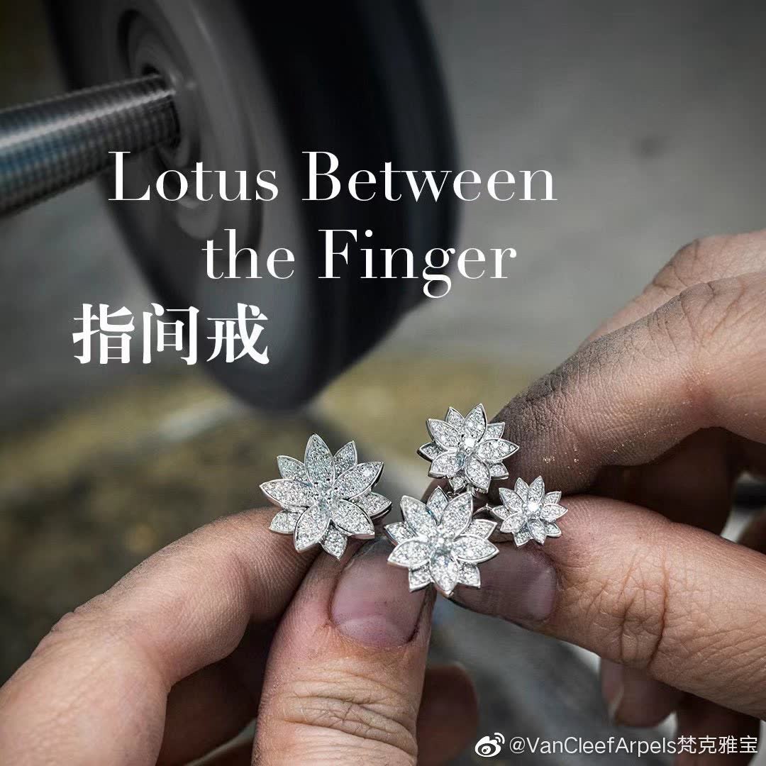 Van Cleef & Arpels Elegant Diamond Flower Ring